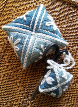 LAISY DAISY PIN CUSHION & SCISSOR FOB - Designatus Designs