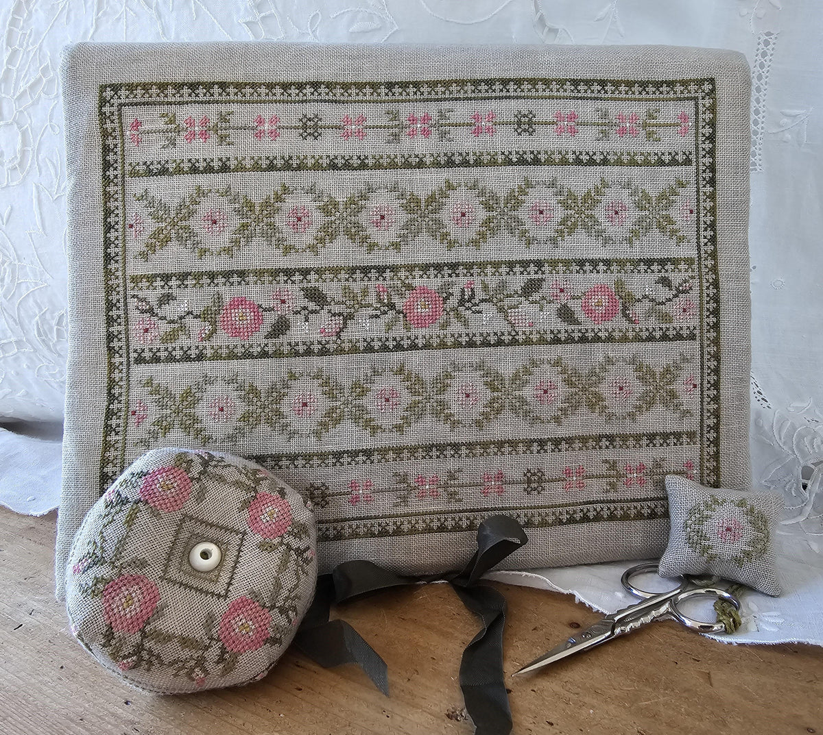 PEONY POCKET & ACCESSORIES CHART - Samplers Not Forgotten